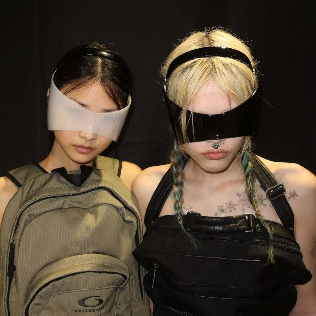 Yumomo2026One-piece glasses with ear hooks, punk-style large-frame sunglasses, exaggerated cyberpunk sunglasses for men and women, high-end design